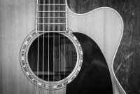 pexels-thepaintedsquare-1010518 © https://www.pexels.com/fr-fr/photo/deux-guitares-acoustiques-en-niveaux-de-gris-